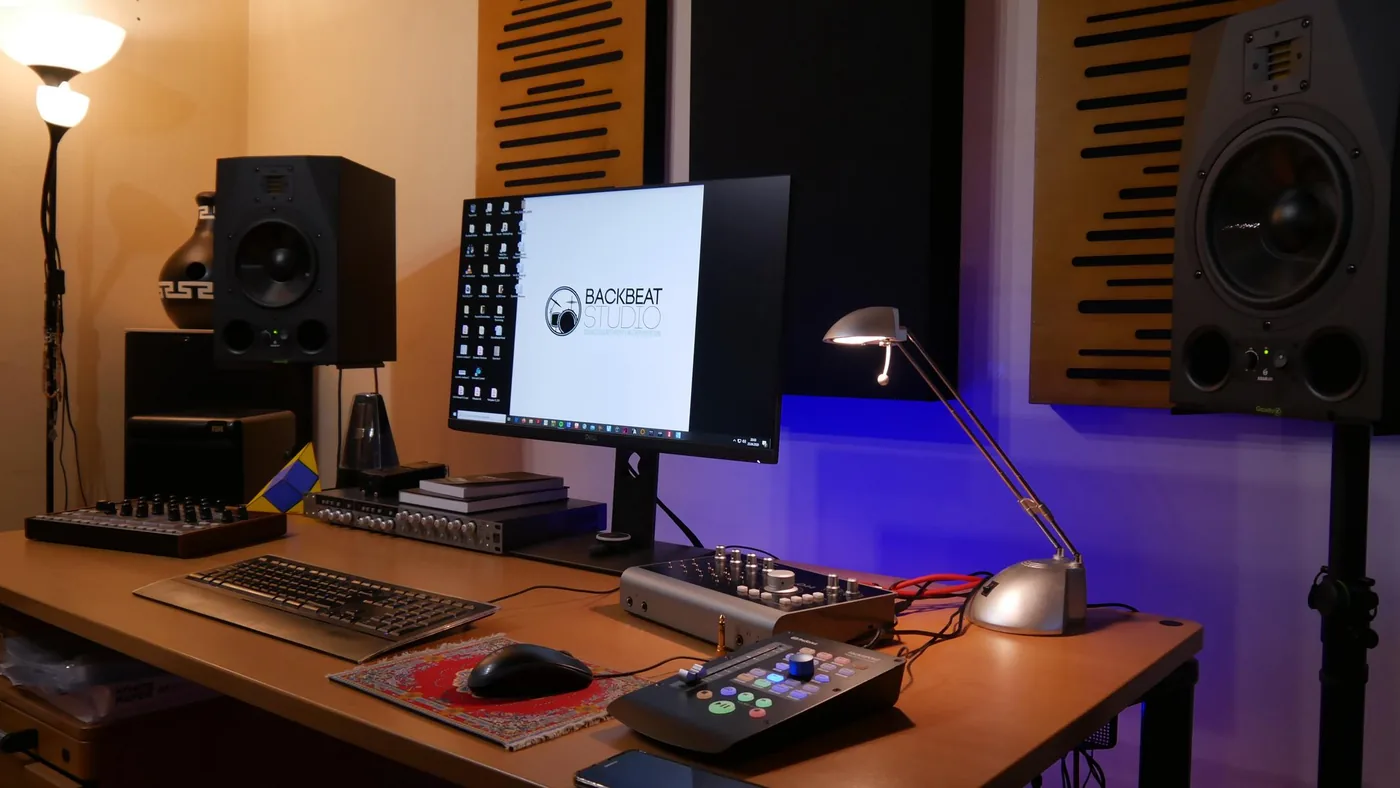 Regieplatz des Backbeat Studios mit Studiomonitoren und Audio-Equipment